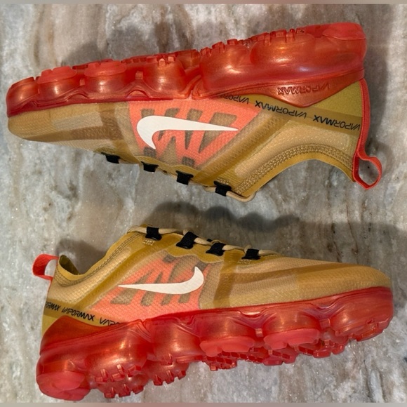 Men’s NIKE AIR VaporMax 2019 running shoes- Red/gold. Size 7.5 - Picture 2 of 10